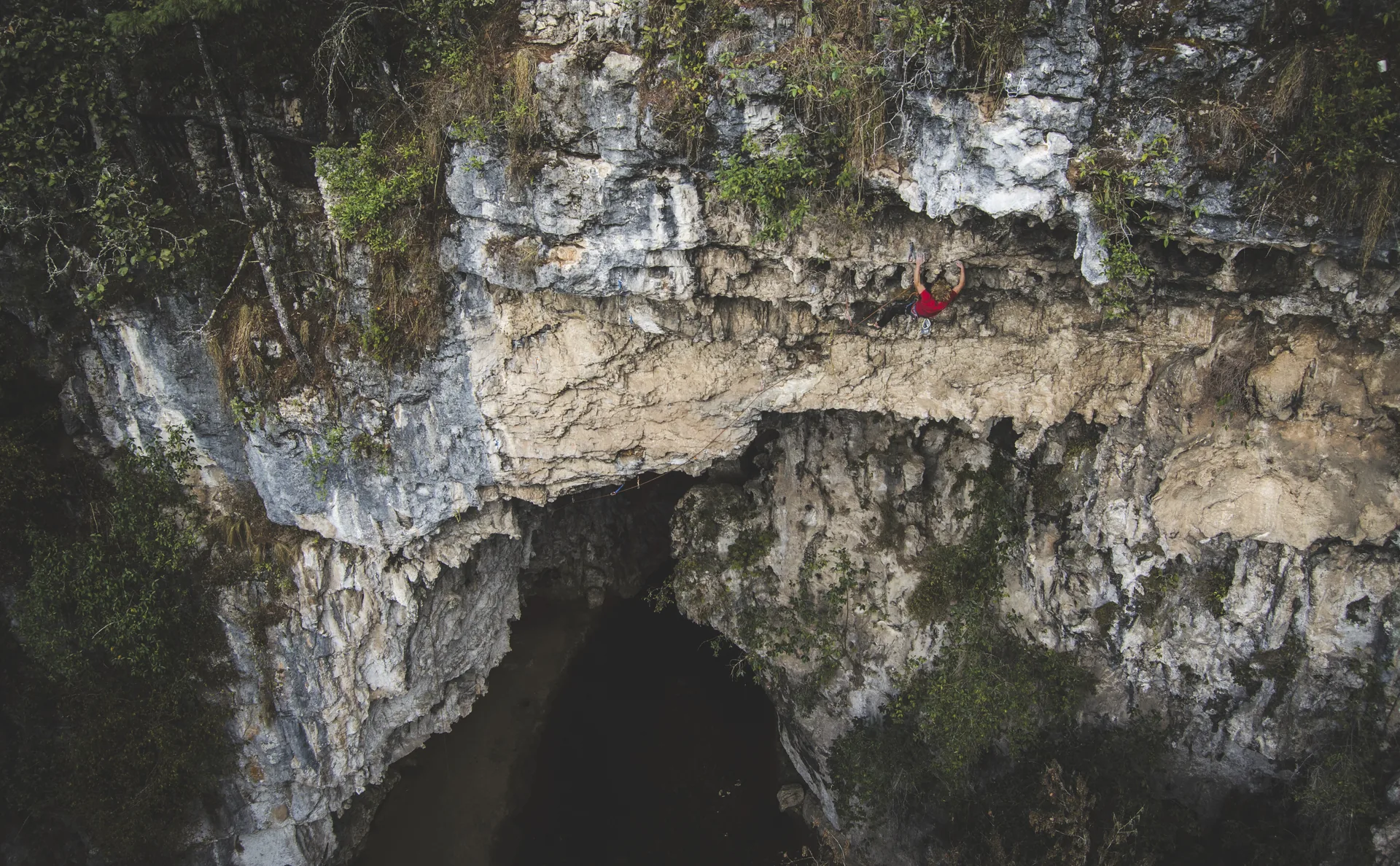 Vista aérea de arco de piedra en Chiapas