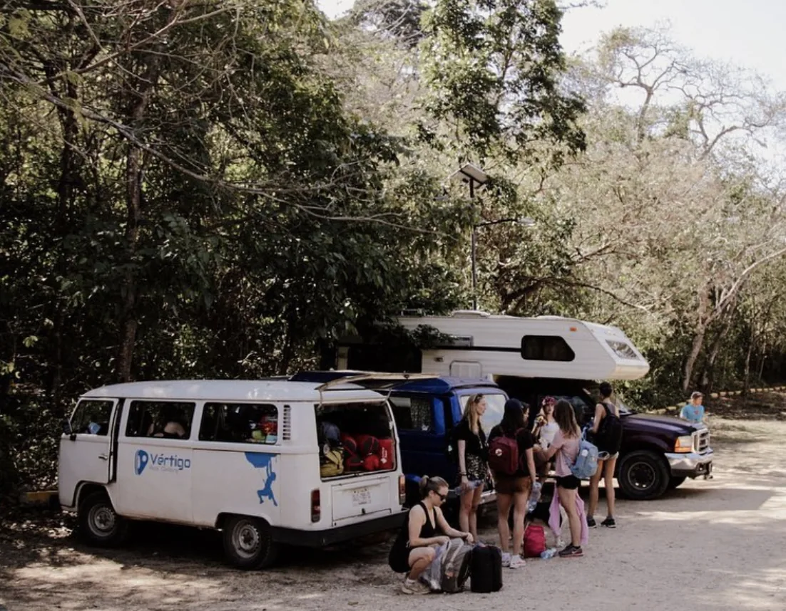 Comunidad y grupo con van y equipo de Vértigo Rock Climbing