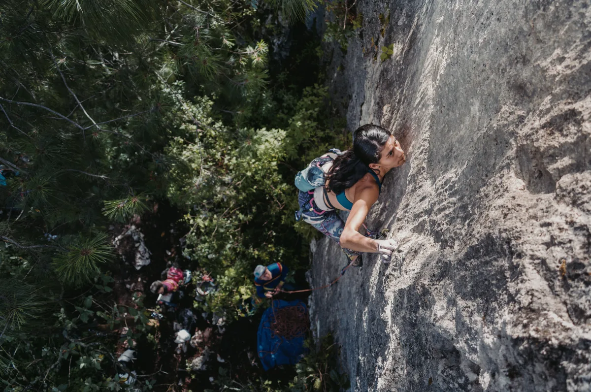 Escaladora en salida de escalada en roca en Chiapas