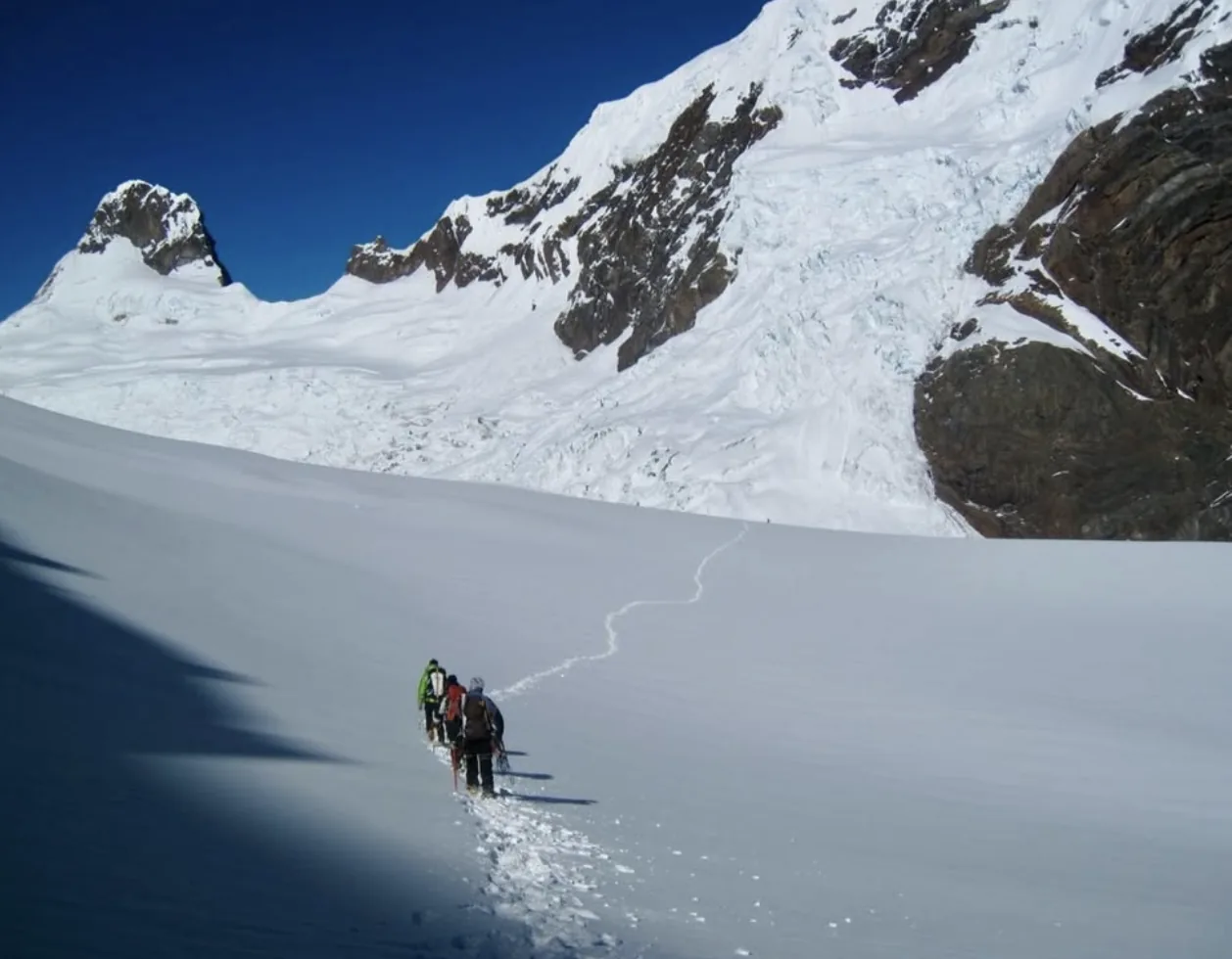 Escalador en experiencia de alta montaña sobre glaciar
