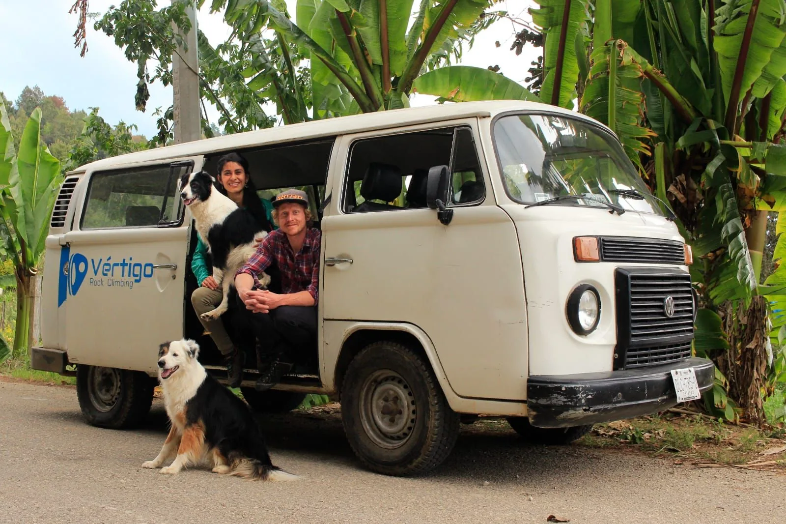 Sofia Tapia y Martin Siller, fundadores de Vertigo Rock Climbing, en su van con sus perros en Chiapas
